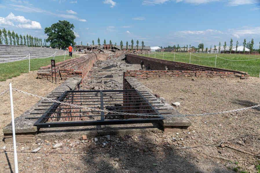 Polonia 076 - Auschwitz ll-Birkenau - crematorios destruidos.jpg